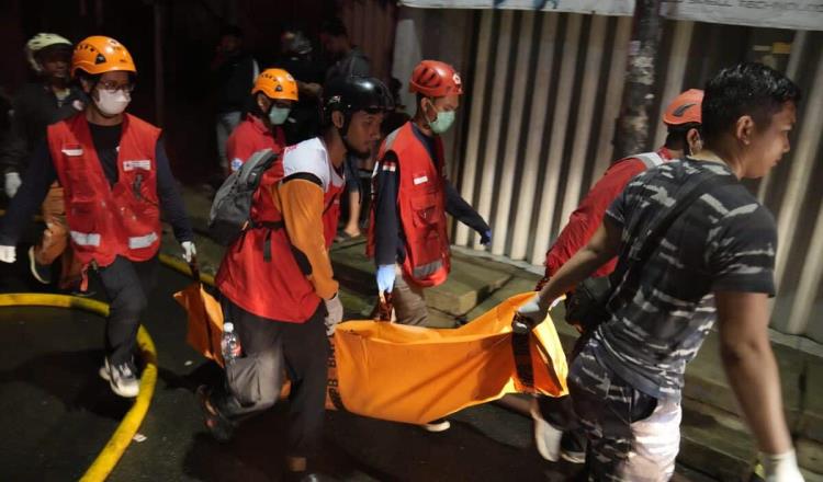 Incendio en depósito de combustibles deja 17 muertos y más de 50 heridos en Indonesia