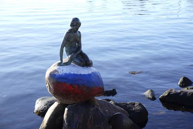 Vandalizan escultura de La Sirenita de Copenhague con colores de la bandera rusa