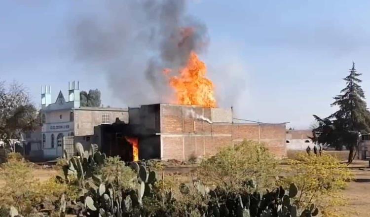 Arde fábrica de veladoras en Tulancingo, Hidalgo