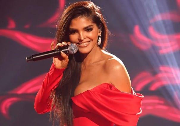 Ana Bárbara resbala frente a 10 mil fans, durante show en el Auditorio Nacional