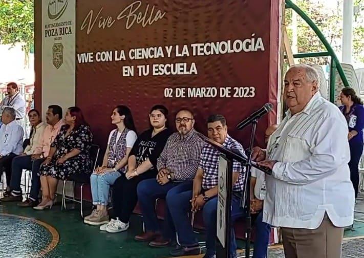 Alcalde en Veracruz pone a cantar a alumnos de primaria canción de Shakira contra Piqué
