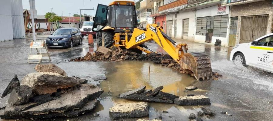 Colapsa tubería y provoca mega fuga de agua en Periférico