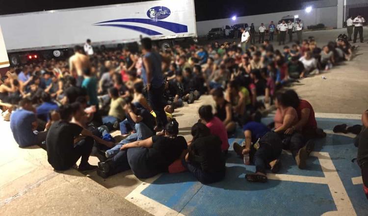 Hallan a 343 migrantes en tráiler abandonado en Veracruz 