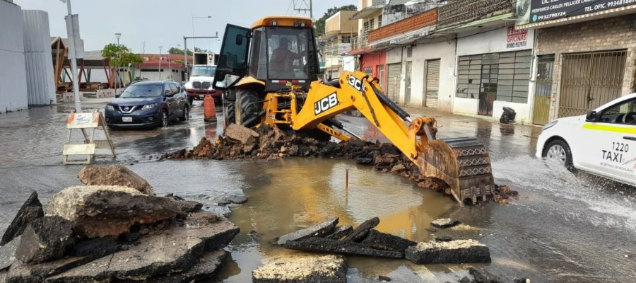 Colapsa tubería y provoca mega fuga de agua en periférico