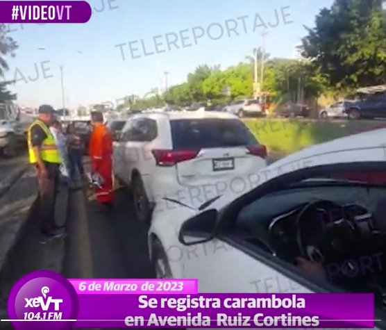 Carambola en Ruiz Cortines deja cuantiosos daños materiales