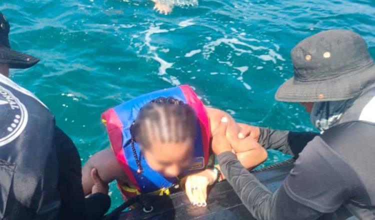 Rescatan a 2 turistas arrastrados por el mar en Acapulco