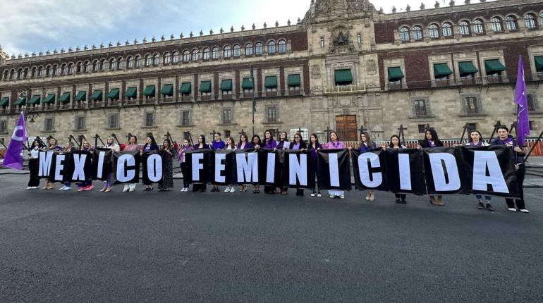 "México feminicida": Protestan mujeres del PAN frente a Palacio Nacional 