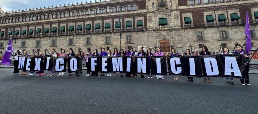 "México feminicida": Protestan mujeres del PAN frente a Palacio Nacional 