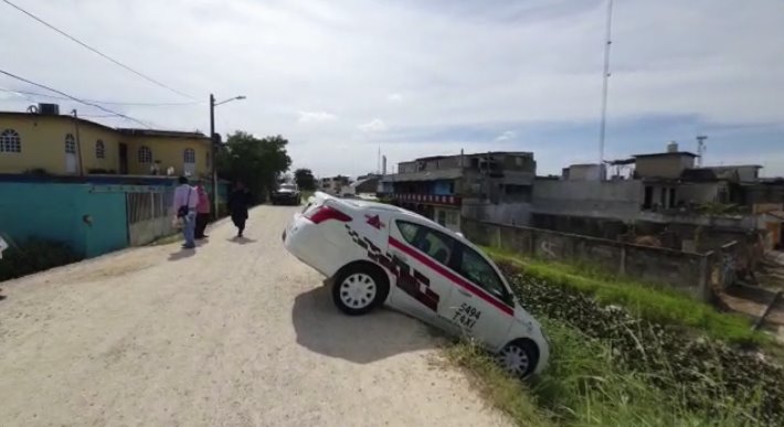 Taxista confunde calle y cae en vaso regulador de Gaviotas Sur