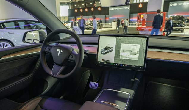 Empiezan investigación contra Tesla por volante que se desprende del auto