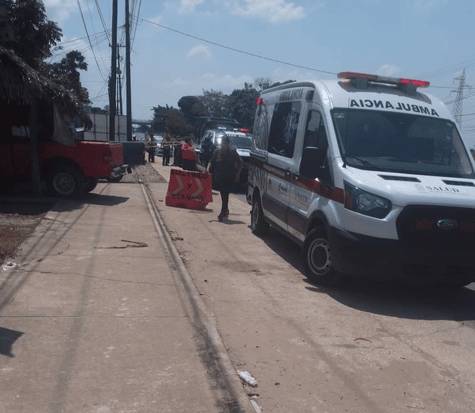 ¡Le cayó un camión encima! Mecánico muere aplastado en el fraccionamiento 27 de Octubre