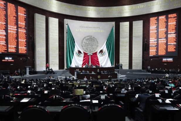 Propone AMLO modificar artículo 33; permitiría a extranjeros opinar sobre política