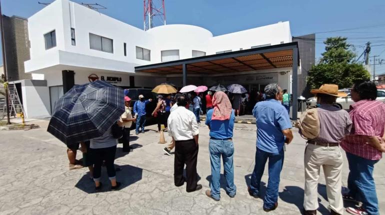 Se acaba el efectivo en cajero de Banco del Bienestar; abuelitos esperan horas bajo el sol para cobrar pensión