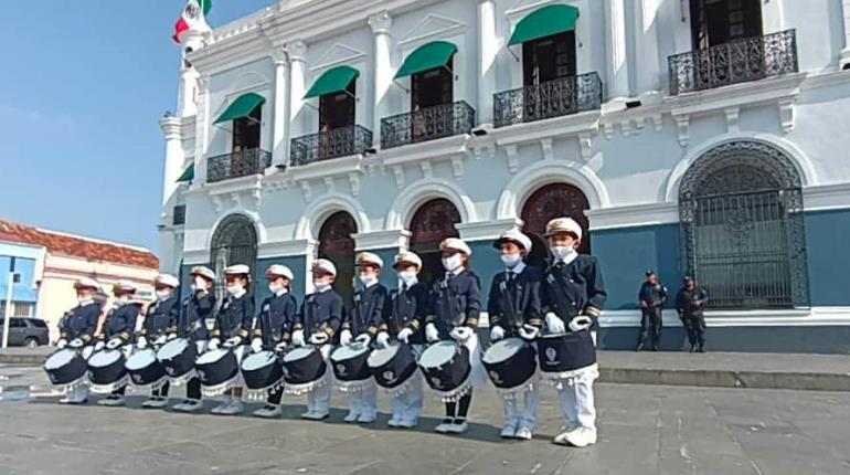 En el Día de las Bandas de Guerra alumnos del Colegio Villahermosa se lucen en Plaza de Armas