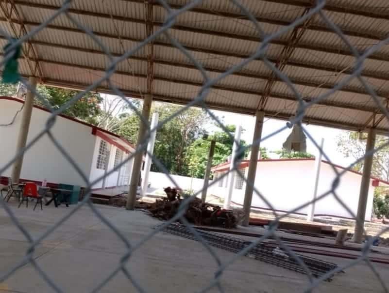 Padres de familia piden destitución de directora de la primaria de Lomas de Ocuiltzapotlán