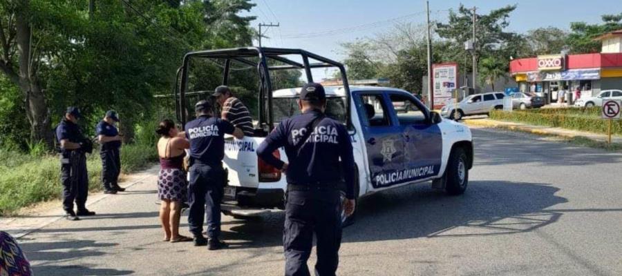 Choca volteo contra patrulla de Policía Municipal en Ciudad Pemex