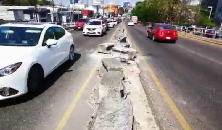 ¡Peligro en Ruiz Cortines! Muro de contención dañado obstruye carril de alta frente a monumento Sánchez Magallanes