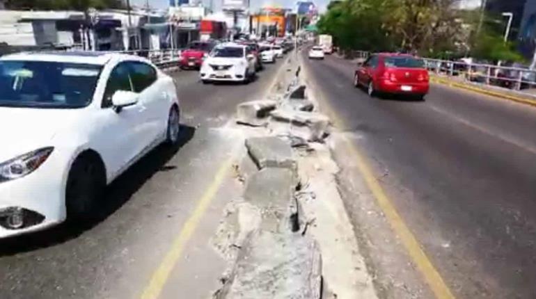 ¡Peligro en Ruiz Cortines! Muro de contención dañado obstruye carril de alta frente a monumento Sánchez Magallanes