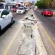 ¡Peligro en Ruiz Cortines! Muro de contención dañado obstruye carril de alta frente a monumento Sánchez Magallanes