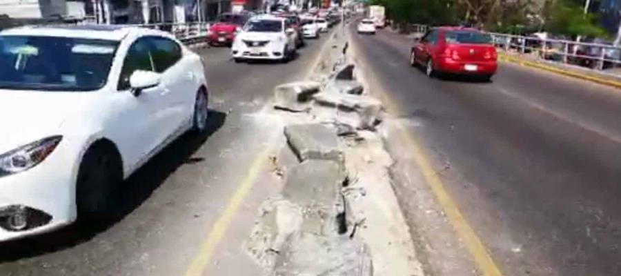 ¡Peligro en Ruiz Cortines! Muro de contención dañado obstruye carril de alta frente a monumento Sánchez Magallanes