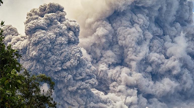 Volcán Merapi de Indonesia entra en erupción