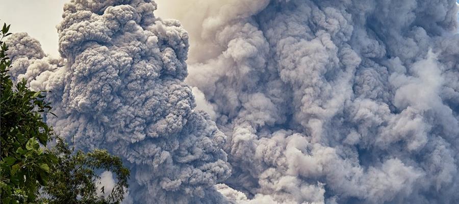 Volcán Merapi de Indonesia entra en erupción