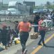 Vuelca tráiler cargado de frutas y verduras en la Cárdenas-Coatzacoalcos; se registra rapiña