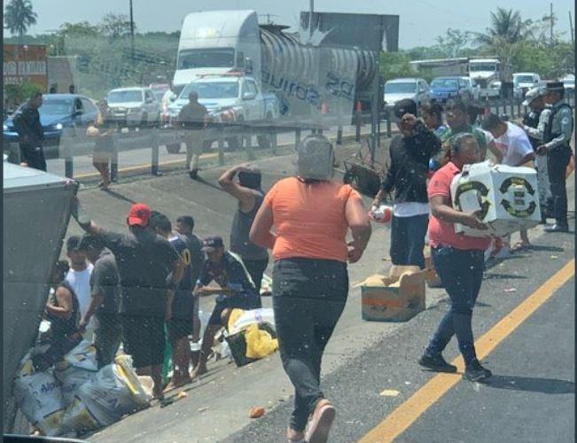 Vuelca tráiler cargado de frutas y verduras en la Cárdenas-Coatzacoalcos; se registra rapiña