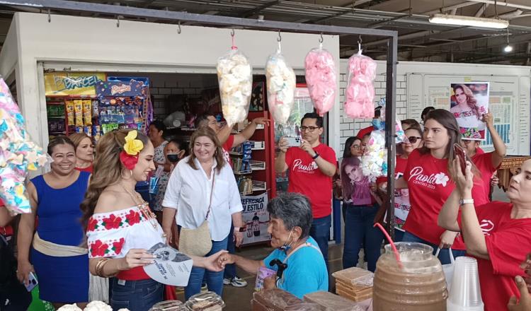 Representante de Centro vive la algarabía al visitar el mercado "Pino Suárez"