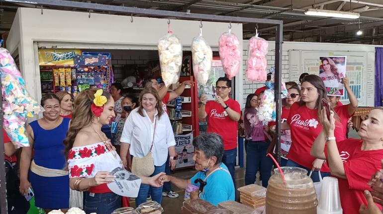 Representante de Centro vive la algarabía al visitar el mercado "Pino Suárez"