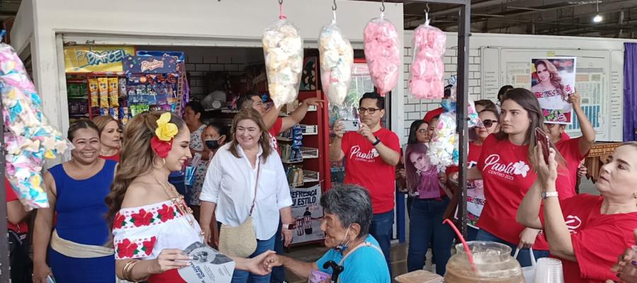 Representante de Centro vive la algarabía al visitar el mercado "Pino Suárez"