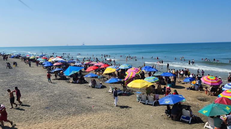 Abarrotan playas de Paraíso ante fin de semana caluroso