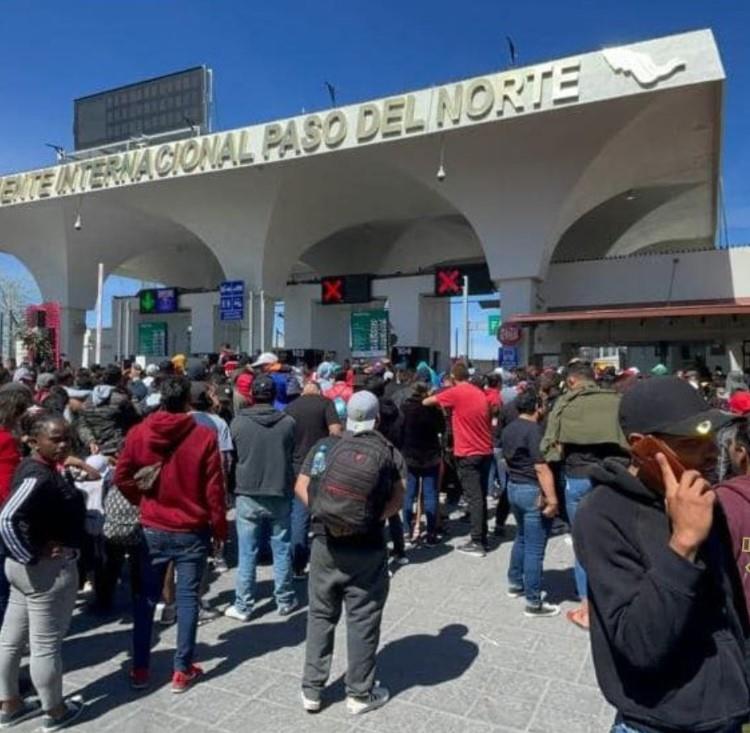 Migrantes intentan entrar a EE.UU. desde puente de Ciudad Juárez