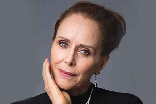Luz María Jerez tiene 40 años de trayectoria y habla con Telereportaje del éxito de El amor invencible