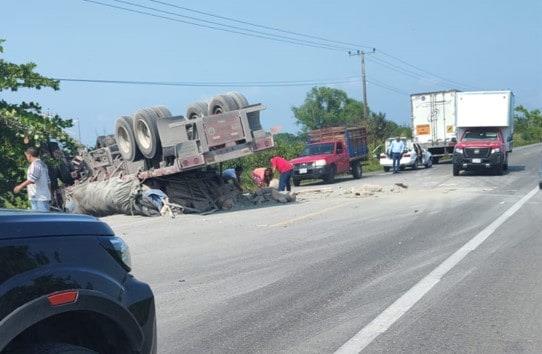 Rapiñan tráiler con cemento en la Villahermosa-Frontera tras chocar contra vehículo