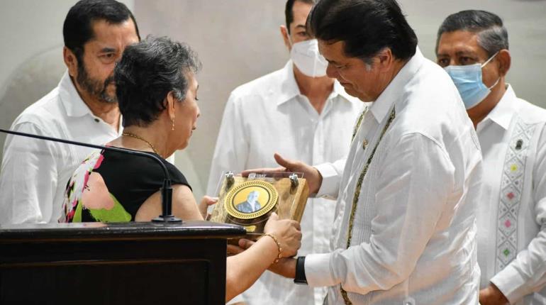 Entrega UJAT el premio al Mérito Académico y Científico a 28 profesionistas