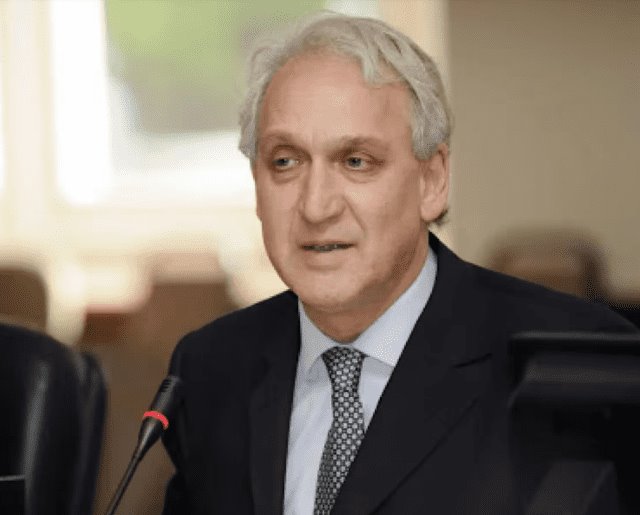 Ecuador declara "persona non grata" a embajador de Argentina, tras fuga de exministra