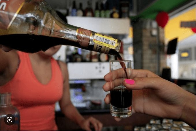 Morena plantea prohibir venta de alcohol a 2 kilómetros a la redonda de escuelas