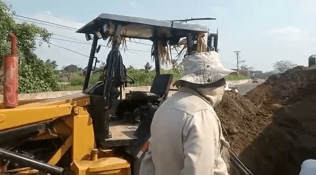 Vecinos del Fraccionamiento la Gloria piden frenar destrucción de calle por drenaje irregular de Villa Brisa