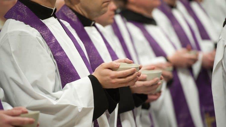 Suspenden a 5 sacerdotes acusados de acoso sexual en Sinaloa