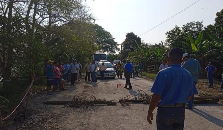 Acusan a Pemex de ocasionar deslave en carretera de Barrancas y Guanal; protestan cerrando acceso