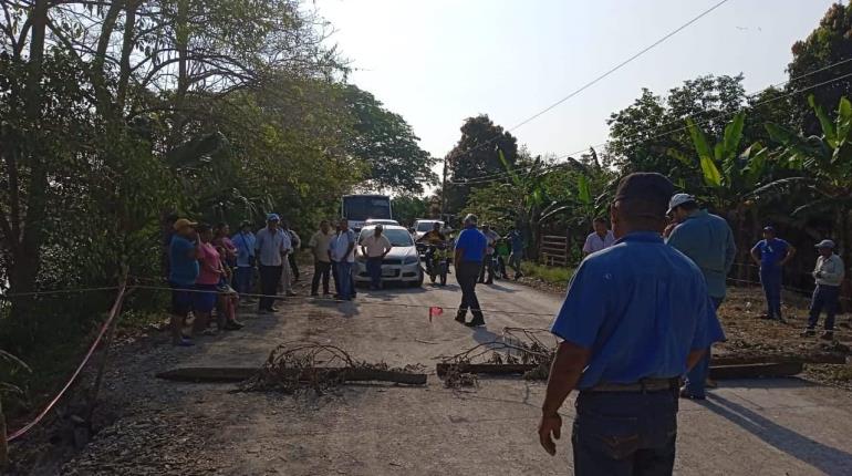 Acusan a Pemex de ocasionar deslave en carretera de Barrancas y Guanal; protestan cerrando acceso