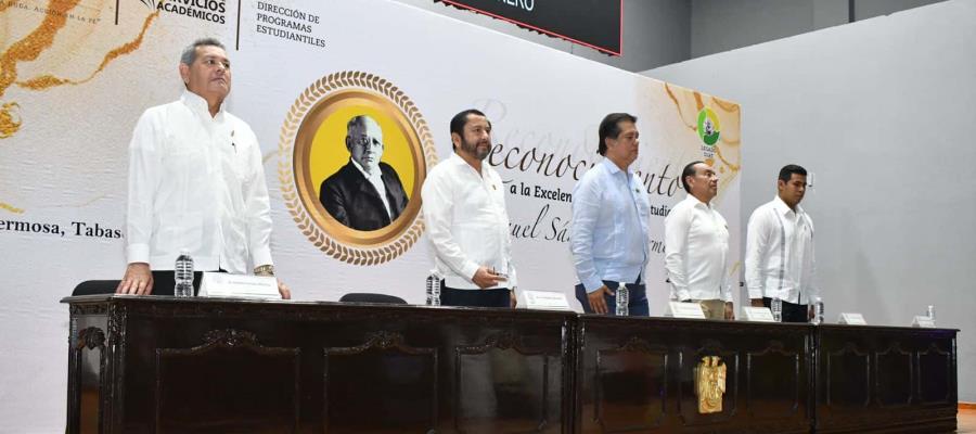 Reconoce UJAT a estudiantes con premio excelencia ´Manuel Sánchez Mármol´