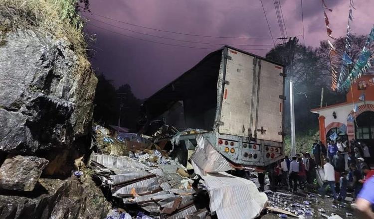 Tráiler se queda sin frenos e impacta a vehículos en Chiapas; hay un muerto y 25 heridos
