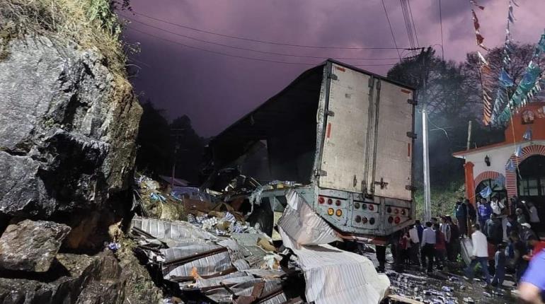 Tráiler se queda sin frenos e impacta a vehículos en Chiapas; hay un muerto y 25 heridos