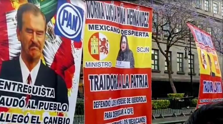 Simpatizantes de AMLO arman tendedero de "opositores" a la Cuarta Transformación