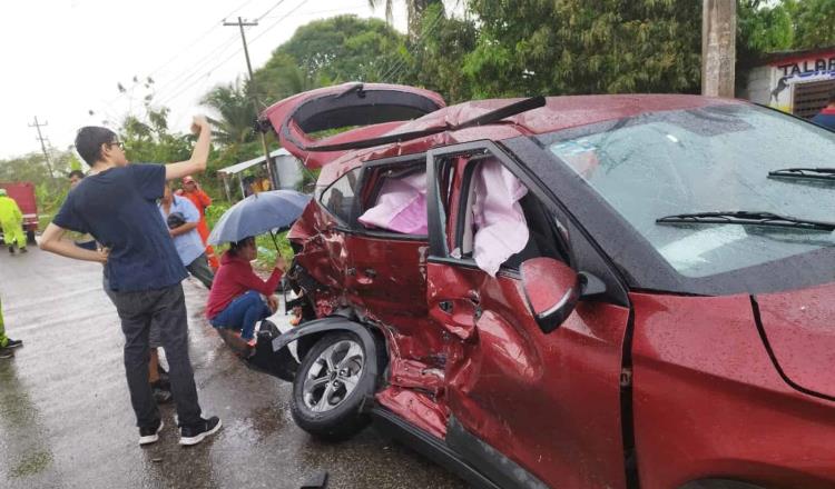 Accidente deja 2 lesionados y cuantiosos daños en Santa Cruz, Centla