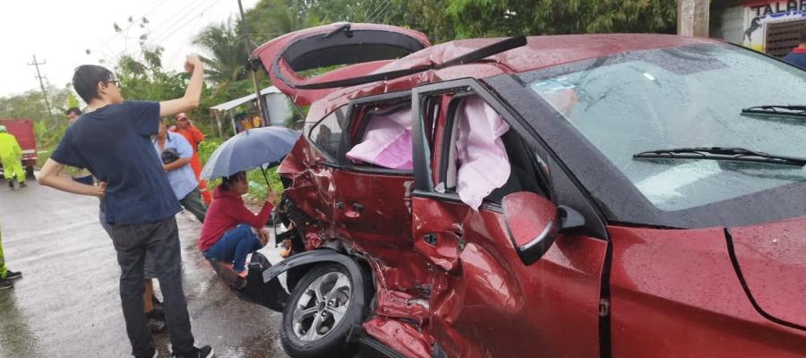 Accidente deja 2 lesionados y cuantiosos daños en Santa Cruz, Centla