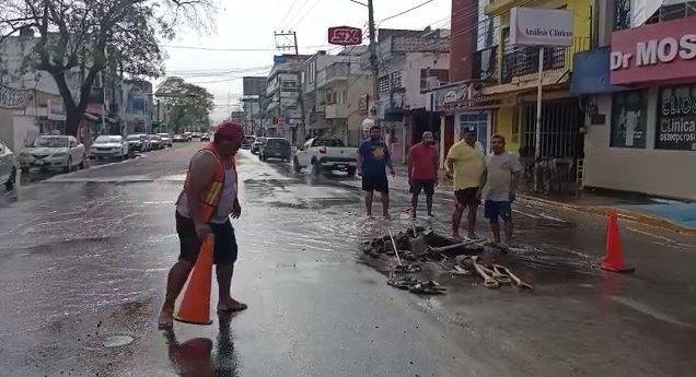 Controla SAS fuga de agua en Av. Méndez que se dio por aumento en la presión del suministro