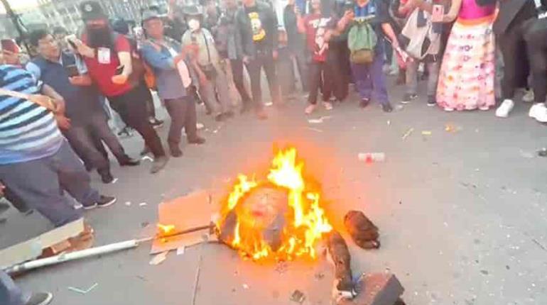 Condenan quema de piñata con cara de Norma Piña en mitin de Obrador